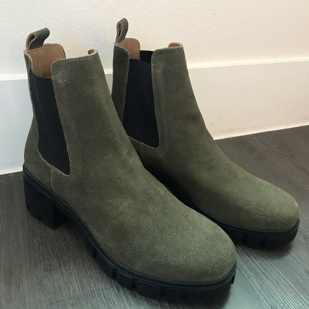 NWOT Sz 7 Urban Outfitters chunky green bootie